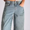 Jeans de cintura baixa e corte largo