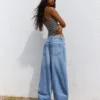 Jeans de cintura baixa e perna Wide Leg com botões à frente – Calças
