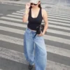 Jeans de cintura baixa, perna Wide Leg e corte cónico com botões à frente