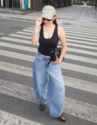 Jeans de cintura baixa, perna Wide Leg e corte cónico com botões à frente