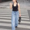 Jeans de cintura baixa, perna Wide Leg e corte cónico com botões à frente