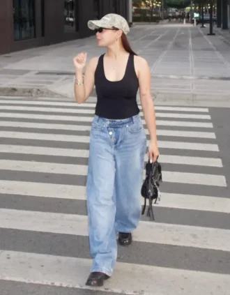 Jeans de cintura baixa, perna Wide Leg e corte cónico com botões à frente