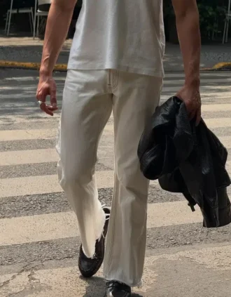Jeans justos com boca larga