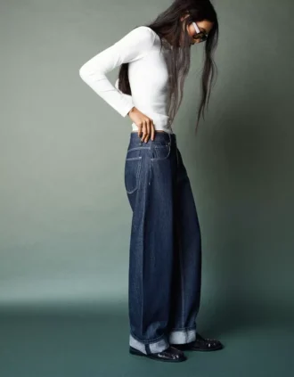 Jeans largos de cintura baixa com bainha enrolada – Calças