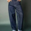 Jeans largos de cintura baixa com bainha enrolada – Calças
