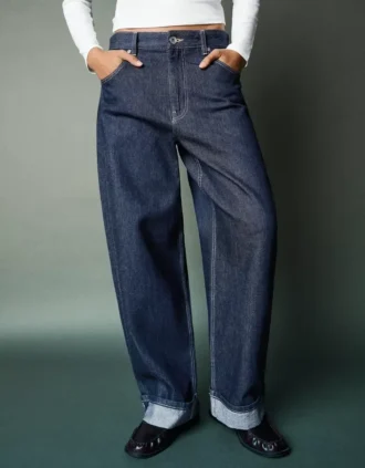 Jeans largos de cintura baixa com bainha enrolada – Calças