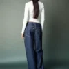 Jeans largos de cintura baixa com bainha enrolada – Calças