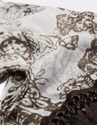 Lenço com franjas e padrão Paisley