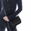 Mala com aba, fecho e tachas – Acessórios