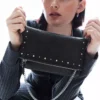 Mala com aba, fecho e tachas – Acessórios