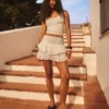 Mini-saia com folhos e cintura com strass