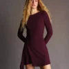 Mini-vestido assimétrico de manga comprida com bainha evasê – Vestidos e jardineiras