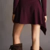 Mini-vestido assimétrico de manga comprida com bainha evasê – Vestidos e jardineiras