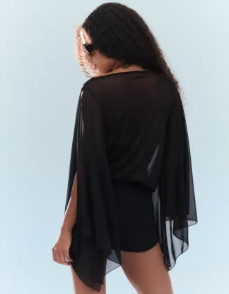 Mini-vestido com mangas em forma de capa