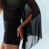 Mini-vestido com mangas em forma de capa