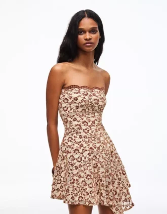 Mini-vestido com ombros à vista