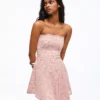 Mini-vestido com ombros à vista