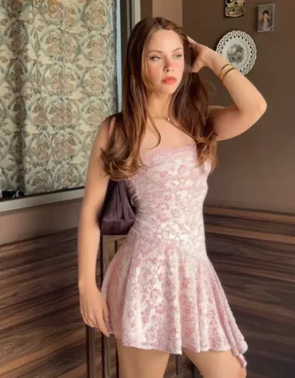 Mini-vestido com ombros à vista