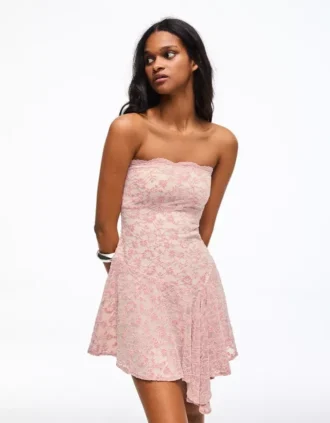 Mini-vestido com ombros à vista
