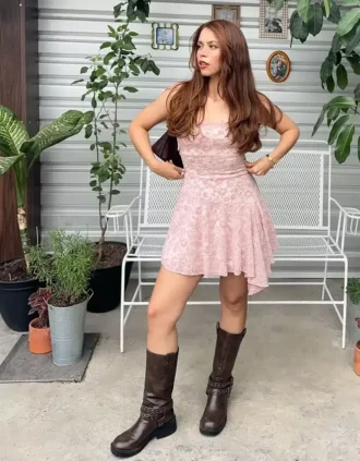 Mini-vestido com ombros à vista