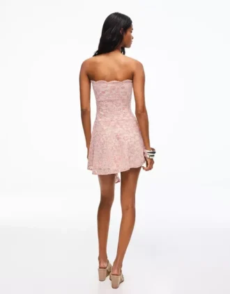 Mini-vestido com ombros à vista