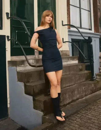 Mini-vestido de Denim com ombros à vista – Vestidos e jardineiras
