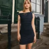 Mini-vestido de Denim com ombros à vista – Vestidos e jardineiras
