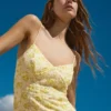 Mini-vestido floral de renda