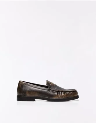 Mocassim franzido com detalhe escovado