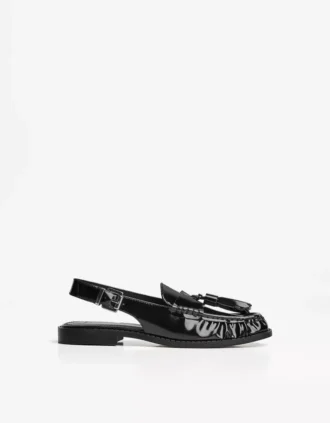 Mocassins sem calcanhar com borla