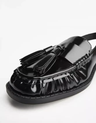 Mocassins sem calcanhar com borla