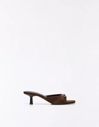 Mules com saltos altos e fivela – Mulher