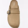 Sabot com detalhe de fivela