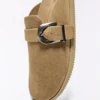 Sabot com detalhe de fivela