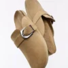Sabot com detalhe de fivela
