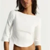T-shirt com decote em barco