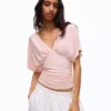 T-shirt com decote em V franzido – Mulher
