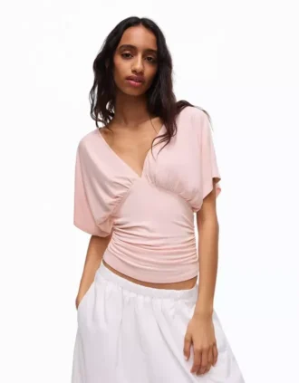 T-shirt com decote em V franzido – Mulher