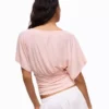 T-shirt com decote em V franzido – Mulher
