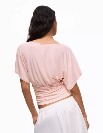T-shirt com decote em V franzido – Mulher