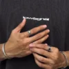 T-shirt sem mangas bordada