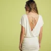 Vestido com costas abertas e saia drapeada