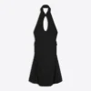 Vestido com decote halter e ombros à vista