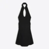 Vestido com decote halter e ombros à vista