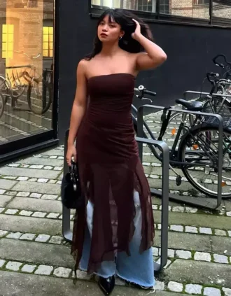 Vestido midi assimétrico com top bandeau em tule e renda
