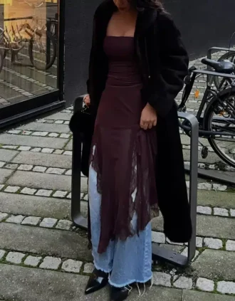 Vestido midi assimétrico com top bandeau em tule e renda