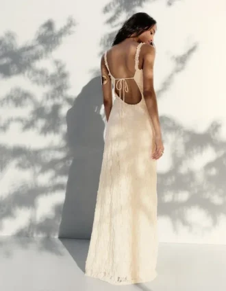 Vestido Midi com Acabamento em Renda