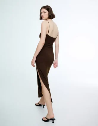 Vestido midi com alças e franzido