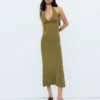 Vestido midi com decote halter