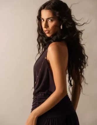 Vestido midi com decote halter